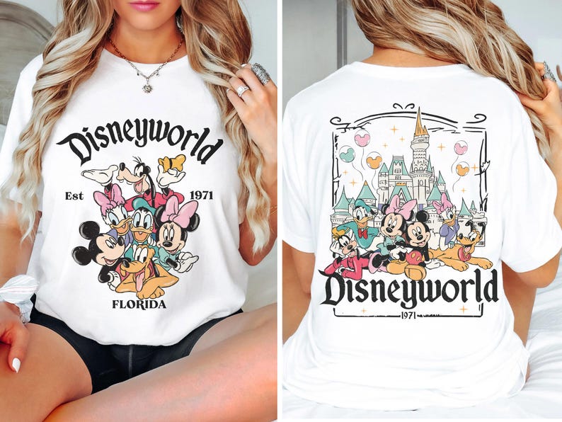 Puede incluir: Camiseta blanca con un estampado gr&aacute;fico de Mickey Mouse y sus amigos frente al Castillo de Cenicienta. El texto "Disneyworld Est 1971" est&aacute; impreso en la camiseta.