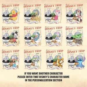 Pu&ograve; includere: Una collezione di design Disney Trip 2026 con vari personaggi Disney come Winnie the Pooh, Mickey Mouse e Stitch. Ogni design include il personaggio, l'anno e uno spazio per un nome personalizzato. Il testo in basso recita: "IF YOU WANT ANOTHER CHARACTER PLEASE ENTER THAT DISNEY'S CHARACTER NAME IN THE PERSONALIZATION SECTION."