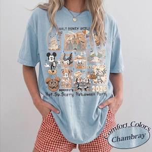 Pu&ograve; includere: T-shirt Comfort Colors Chambray azzurra con grafica per Mickey's Not-So-Scary Halloween Party 2026 a Walt Disney World. Il design include vari personaggi Disney in costume di Halloween.