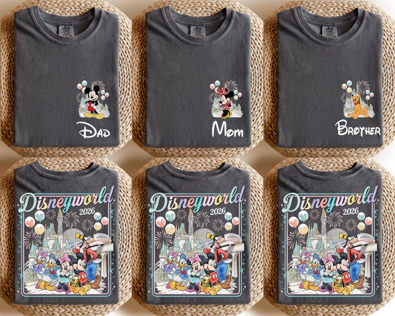 Pu&ograve; includere: Sei magliette grigio scuro con disegni a tema Disney. Tre magliette presentano Topolino, Minnie e Pluto con le parole "Dad", "Mom" e "Brother". Le altre tre magliette hanno una grafica "Disneyworld 2026" con personaggi Disney.