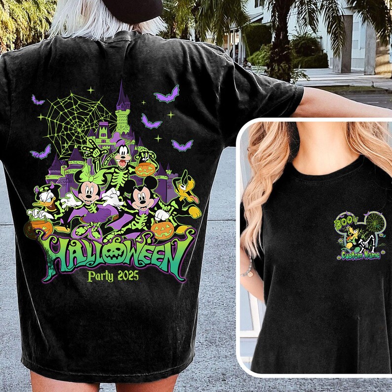 Op de afbeelding: Zwart T-shirt met een Halloween-ontwerp met Mickey Mouse, Donald Duck en Goofy. Het ontwerp bevat een spookkasteel, vleermuizen en de tekst "Halloween Party 2025". Een kleiner ontwerp staat op de voorkant.