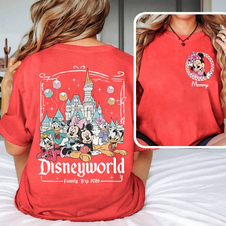 Puede incluir: Camiseta roja con un gr&aacute;fico de Disneyworld en la espalda, con Mickey, Minnie, Donald, Daisy y Goofy. La parte delantera tiene un gr&aacute;fico de Minnie Mouse con la palabra "Mommy". Family Trip 2020 est&aacute; impreso en la parte posterior.