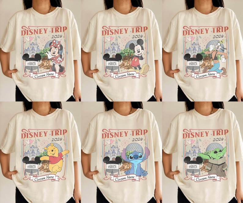 Pu&ograve; includere: T-shirt color crema con personaggi Disney, tra cui Topolino e Minnie. Ogni maglietta mostra "DISNEY TRIP 2024" sopra il personaggio, con spazio per un nome personalizzato. Stile casual.
