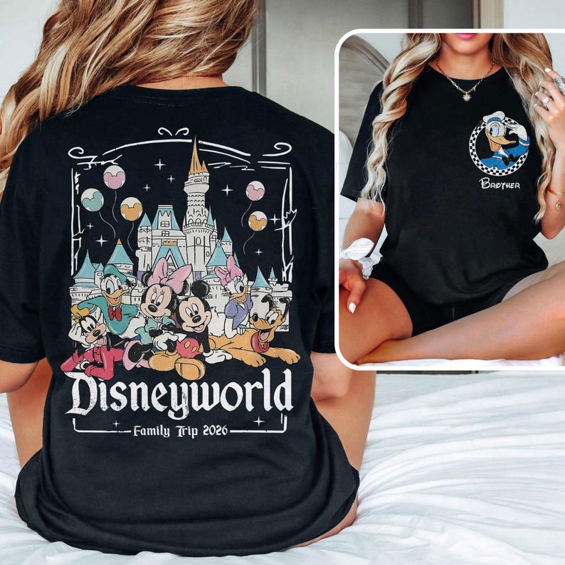 Puede incluir: Camiseta negra con un dise&ntilde;o de Disney World. El dise&ntilde;o incluye a Mickey Mouse, Minnie Mouse, Donald Duck, Daisy Duck, Goofy y Pluto, un castillo, globos y el texto "Disneyworld - Family Trip 2026."