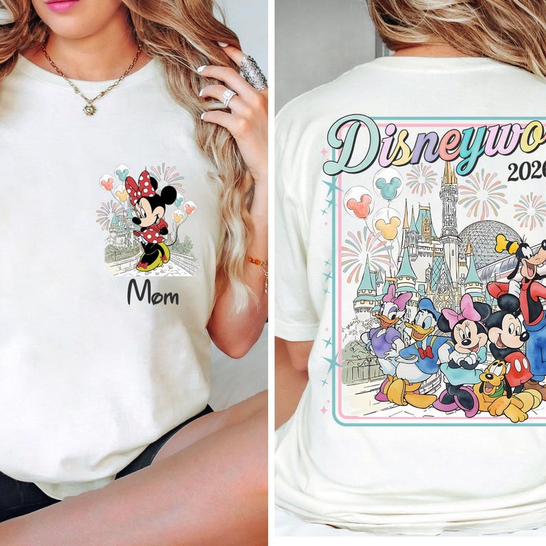 Pu&ograve; includere: T-shirt color crema con Minnie Mouse e la parola "Mom" sotto. Il retro della maglietta mostra "Disneyworld 2020" con vari personaggi Disney e un'illustrazione del castello, circondati da fuochi d'artificio e palloncini.