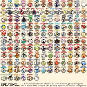 K&ouml;nnte beinhalten: Eine Sammlung von Charakterdesigns, jeweils in einem kreisf&ouml;rmigen Lorbeerkranz. Die Designs zeigen Namen wie "Alice", "Buzz" und "Mickey". Das Bild enth&auml;lt eine Vielzahl von Charakteren aus verschiedenen Franchises mit einer Anfrage nach individuellen Designs.
