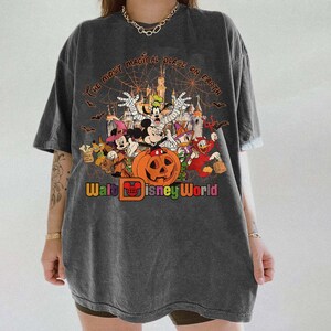 Retro Walt Disney World Halloween-tröja, Musse Pigg och vän Halloween-tröja, Disney World Halloween-tröja, Disney Family Halloween-tröja Charcoal/Pepper