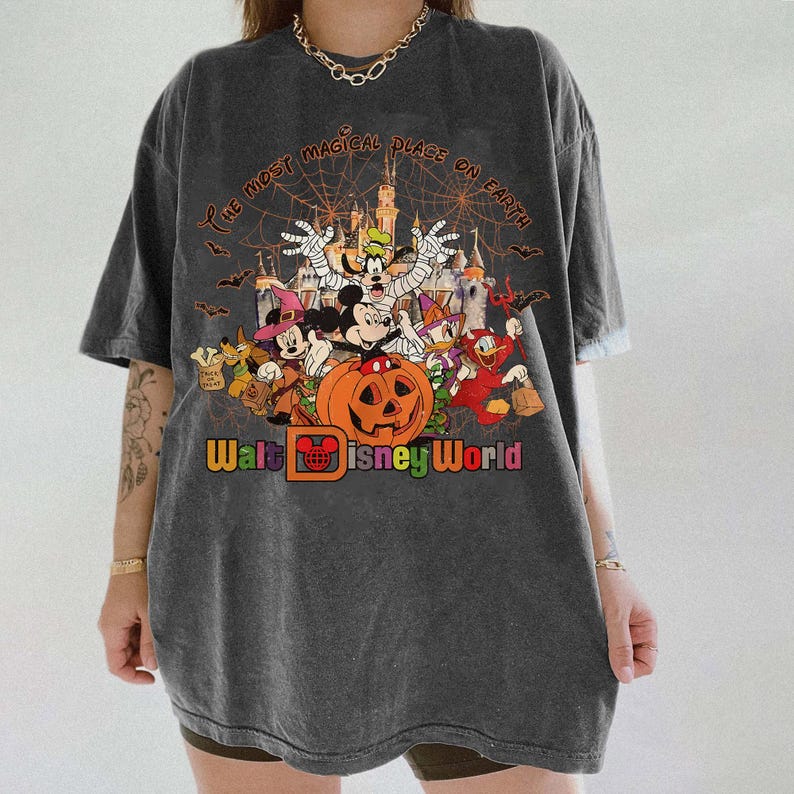 Retro Walt Disney World Halloween-tröja, Musse Pigg och vän Halloween-tröja, Disney World Halloween-tröja, Disney Family Halloween-tröja Charcoal/Pepper