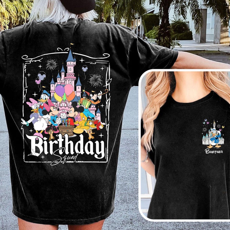 K&ouml;nnte beinhalten: Schwarzes T-Shirt mit einer farbenfrohen Grafik von Disney-Figuren, die einen Geburtstag vor einem Schloss feiern. Der Text "Birthday Squad" wird unter der Grafik angezeigt. Ein kleineres Bild von Donald Duck befindet sich auf der Vorderseite des T-Shirts.