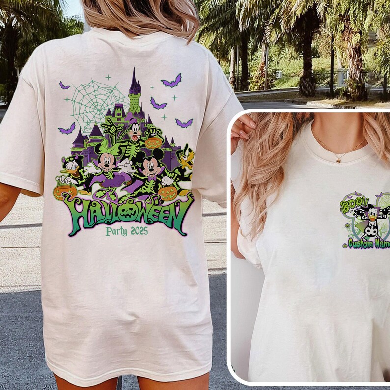 Op de afbeelding: Cr&egrave;mekleurig T-shirt met een Halloween-ontwerp. Het heeft stripfiguren, een kasteel, vleermuizen en de tekst "Halloween Party 2025". Een kleiner ontwerp op de voorkant bevat het woord "Boo!" en een personage.
