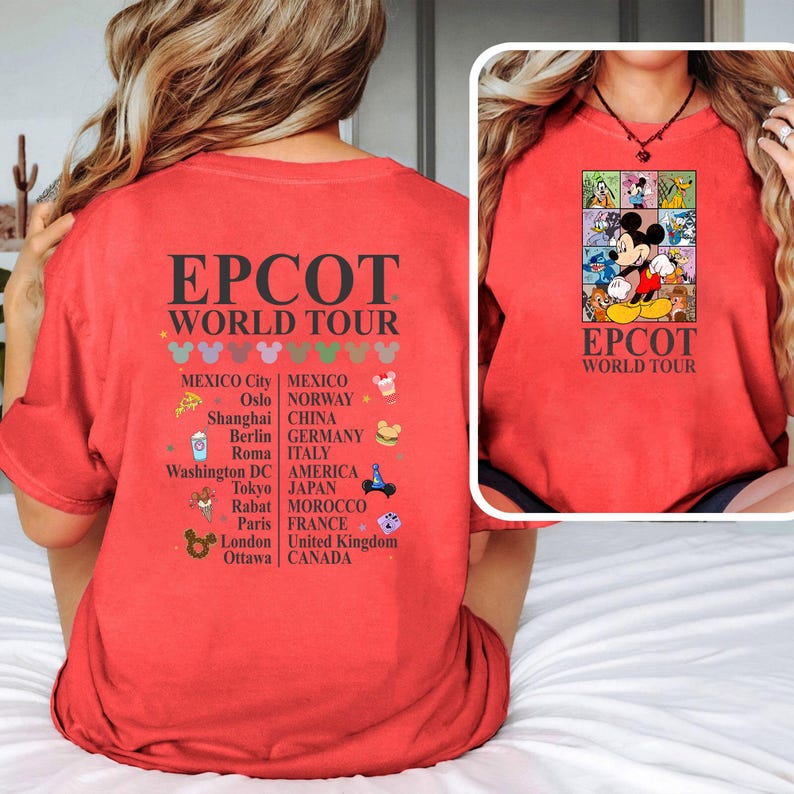Pode incluir: Camiseta vermelha com um gr&aacute;fico de Mickey Mouse e o texto "EPCOT WORLD TOUR". O gr&aacute;fico apresenta Mickey Mouse em diferentes poses com outros personagens da Disney. A parte de tr&aacute;s da camiseta tem uma lista de pa&iacute;ses e cidades com o texto "EPCOT WORLD TOUR" na parte superior.