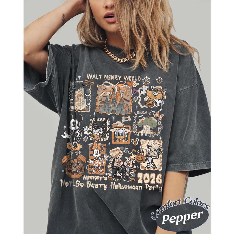 Pu&ograve; includere: T-shirt grigio scuro con un design Disney e Halloween. La maglietta presenta vari personaggi Disney e il testo "WALT DISNEY WORLD", "MICKEY'S Not-So-Scary Halloween Party 2026" e "Comfort Colors Pepper".