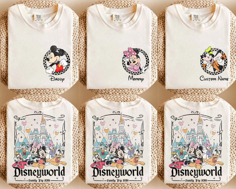 Puede incluir: Camisetas de color crema con dise&ntilde;os de personajes de Disney. Algunas camisetas presentan a Mickey Mouse, Minnie Mouse y Goofy con textos como "Daddy", "Mommy" y "Custom Name". Otras camisetas muestran un gr&aacute;fico de Disneyworld con personajes y el texto "Family Trip 2020."