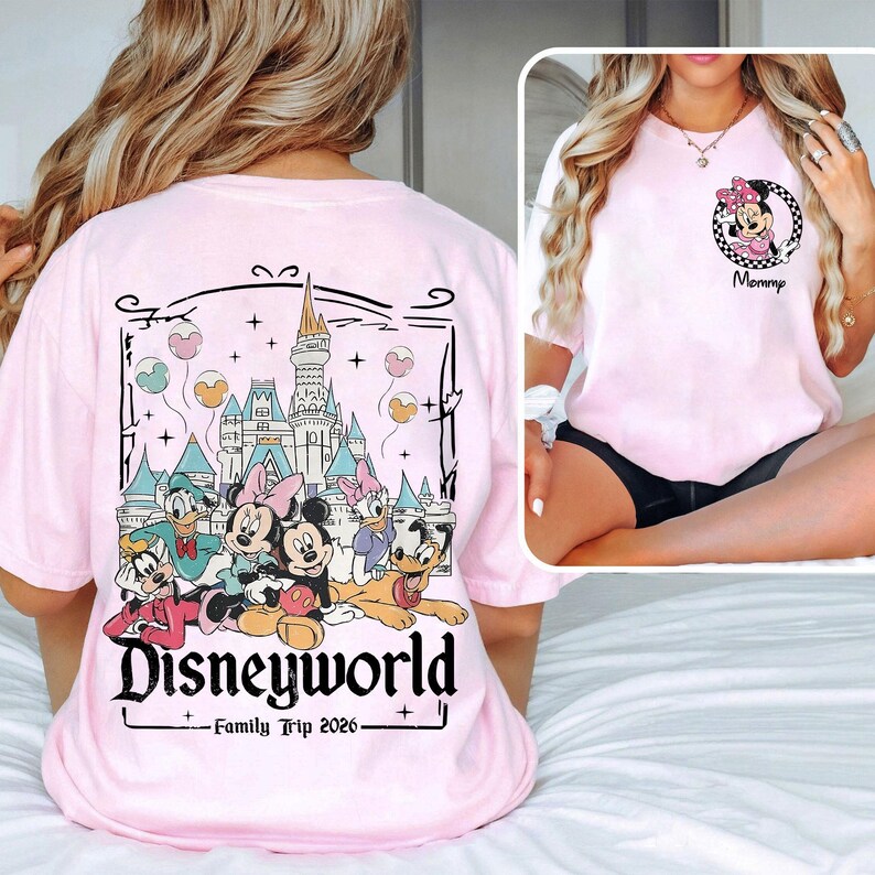Puede incluir: Camiseta rosa claro con un dise&ntilde;o de Disney World en la espalda con Mickey, Minnie, Donald, Daisy y Goofy frente a un castillo. La parte delantera tiene un gr&aacute;fico de Minnie Mouse y la palabra "Mommy".