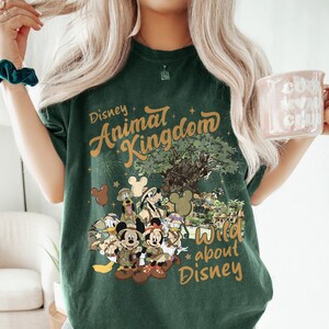 Maglietta Disney Mickey & Friends Animal Kingdom Safari Mode, maglietta Walt Disney World Trip, maglietta regalo Let's Get Wild, Disneyland Holiday Family Forest Green