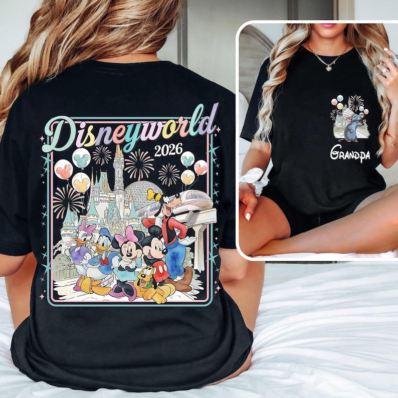 Pu&ograve; includere: T-shirt nera con una grafica colorata di Disney World 2026 sul retro, con Topolino, Minnie, Paperino, Paperina, Pippo e Pluto. Una grafica pi&ugrave; piccola sulla tasca anteriore dice "Grandpa".