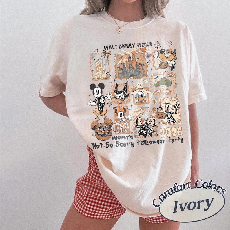 Pu&ograve; includere: T-shirt color avorio con una grafica raffigurante personaggi Disney in costume di Halloween. La maglietta presenta la scritta "WALT DISNEY WORLD", "MICKEY'S Not-So-Scary Halloween Party" e "2026". La maglietta &egrave; del marchio Comfort Colors.