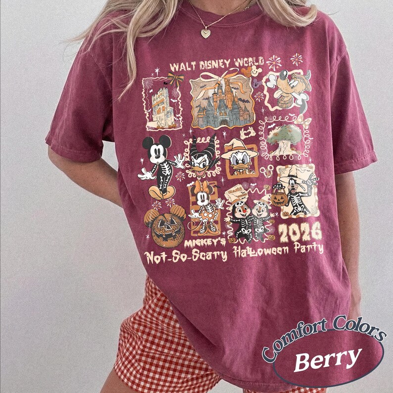Pu&ograve; includere: T-shirt color bacca con un design grafico di personaggi Disney in costume di Halloween. La maglietta include il testo "WALT DISNEY WORLD", "MICKEY'S Not-So-Scary Halloween Party" e l'anno "2026". La maglietta &egrave; etichettata "Comfort Colors Berry".