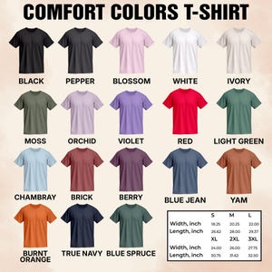 Op de afbeelding: Een verscheidenheid aan Comfort Colors t-shirts in verschillende kleuren, waaronder zwart, wit, rood en spijkerbroekblauw. De afbeelding toont de shirts met hun kleurnamen en maatvoeringen in inches. De tekst "COMFORT COLORS T-SHIRT" staat bovenaan.