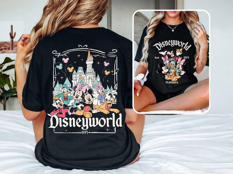 Puede incluir: Camiseta negra con un gr&aacute;fico de Mickey Mouse y sus amigos frente al Castillo de Cenicienta. El texto "Disneyworld - Est. 1971 - Florida" est&aacute; impreso en la camiseta.