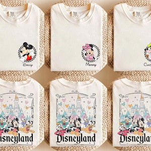Peut inclure: Six t-shirts blancs avec différents motifs de personnages Disney. Les t-shirts présentent Mickey Mouse, Minnie Mouse et Dingo. Les t-shirts portent également les inscriptions "Papa", "Maman", "Nom personnalisé" et "Disneyland".