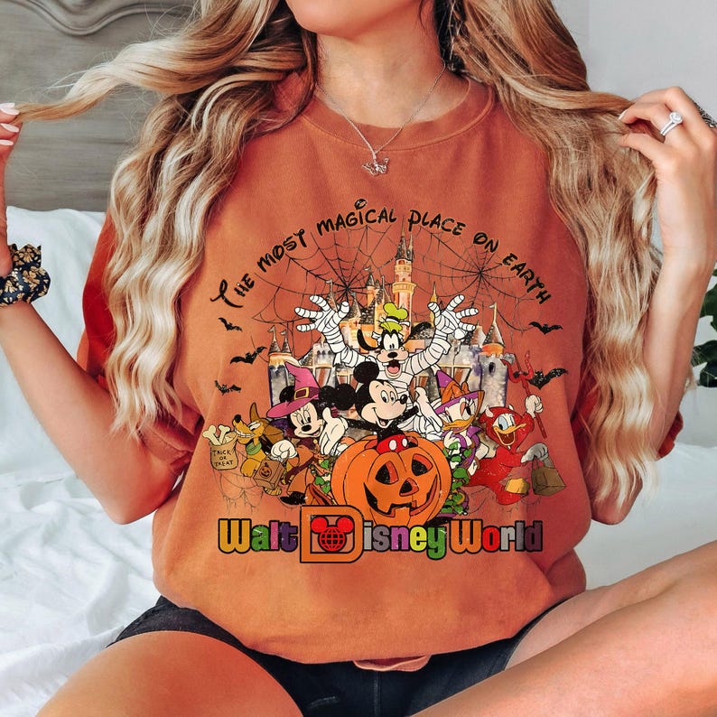 Retro Walt Disney World Halloween-tröja, Musse Pigg och vän Halloween-tröja, Disney World Halloween-tröja, Disney Family Halloween-tröja Yam (Comfort Color)