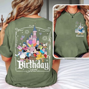 K&ouml;nnte beinhalten: Olivgr&uuml;nes T-Shirt mit einer farbenfrohen Grafik von Disney-Figuren, die einen Geburtstag vor einem Schloss feiern. Der Text "Birthday Squad" wird unter der Grafik angezeigt. Ein kleineres Bild rechts zeigt Donald Duck und das Wort "Brother".