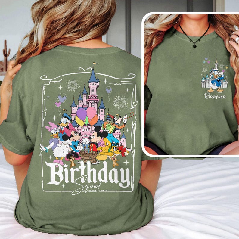 K&ouml;nnte beinhalten: Olivgr&uuml;nes T-Shirt mit einer farbenfrohen Grafik von Disney-Figuren, die einen Geburtstag vor einem Schloss feiern. Der Text "Birthday Squad" wird unter der Grafik angezeigt. Ein kleineres Bild rechts zeigt Donald Duck und das Wort "Brother".