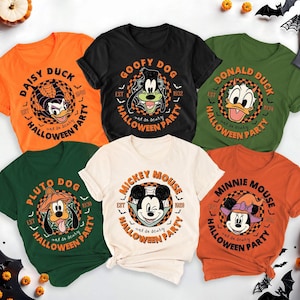 K&ouml;nnte beinhalten: Sechs verschiedene T-Shirts zum Thema Halloween mit Disney-Charakteren. Die Shirts sind orange, gr&uuml;n, wei&szlig;, schwarz und rot. Jedes Shirt hat einen anderen Charakter und sagt "Halloween Party" mit dem Namen des Charakters.