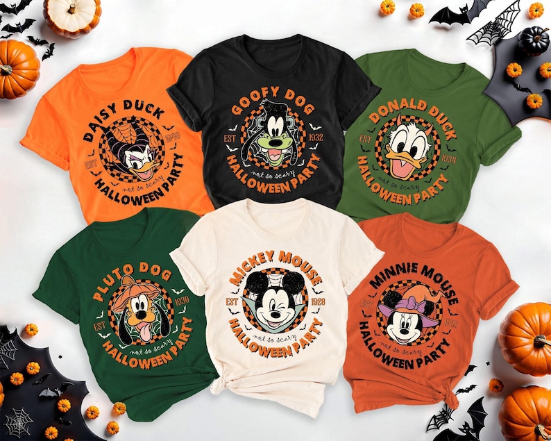 K&ouml;nnte beinhalten: Sechs verschiedene T-Shirts zum Thema Halloween mit Disney-Charakteren. Die Shirts sind orange, gr&uuml;n, wei&szlig;, schwarz und rot. Jedes Shirt hat einen anderen Charakter und sagt "Halloween Party" mit dem Namen des Charakters.