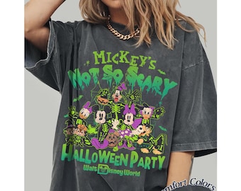 Camiseta vintage de Mickey's Not So Scary Halloween Party 2026 con diseño de esqueleto y colores cómodos para toda la familia.