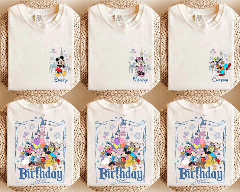 K&ouml;nnte beinhalten: Cremefarbene T-Shirts mit farbenfrohen Disney-Charakter-Designs. Einige Shirts zeigen Micky und Minnie Maus, andere haben eine Schlossgrafik mit verschiedenen Charakteren. Der Text enth&auml;lt "Daddy", "Mommy", "Custom" und "Birthday Squad".