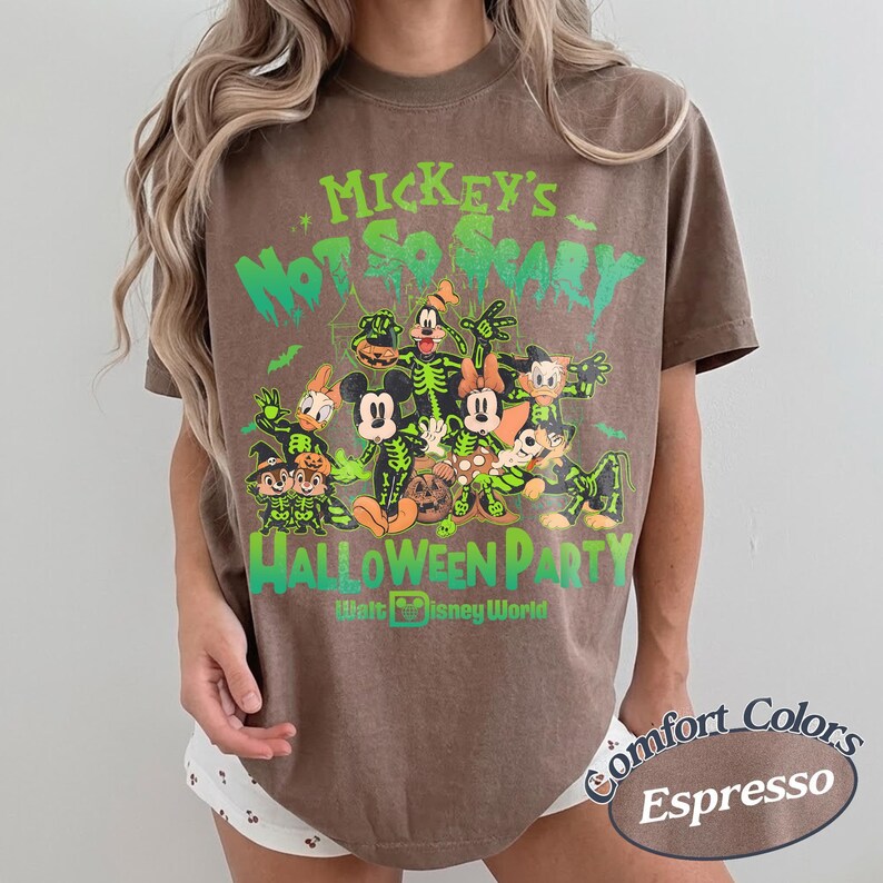 K&ouml;nnte beinhalten: Espressofarbenes T-Shirt mit einem Halloween-Design mit Disney-Figuren. Die Grafik zeigt Micky Maus, Donald Duck und Goofy in Skelettkost&uuml;men, mit dem Text "Mickey's Not So Scary Halloween Party" und "Walt Disney World".