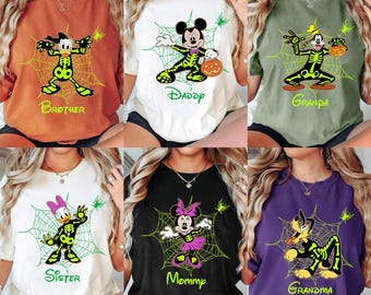 Vintage Musse Piggs Inte Så Läskiga Halloweenfest 2025 Alla Karaktärer Skelettskjorta, Disney Halloweenskjorta, 2025 Halloween Disney Familjeskjorta