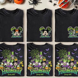 Op de afbeelding: Zwarte T-shirts met Halloween-ontwerpen. De shirts hebben Mickey en Minnie Mouse met de tekst "Boo" en "Custom Name". Andere shirts hebben een Halloween-feestontwerp met de tekst "Halloween Party 2025".