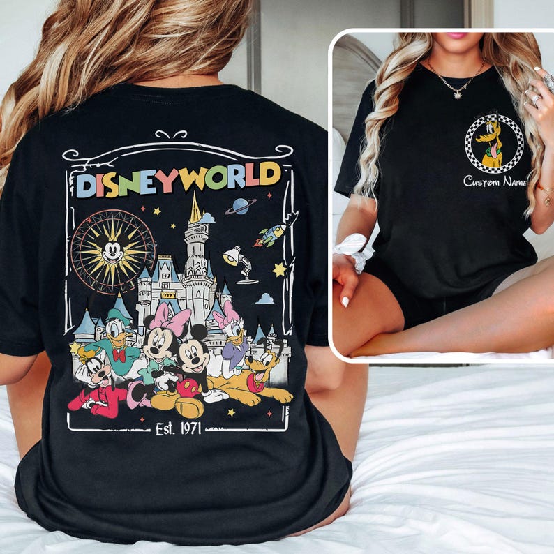 Op de afbeelding: Zwart t-shirt met een kleurrijke Disney World-afbeelding op de rug, met Mickey Mouse, Donald Duck en andere personages. De voorkant heeft een Pluto-afbeelding met de tekst "Custom Name".