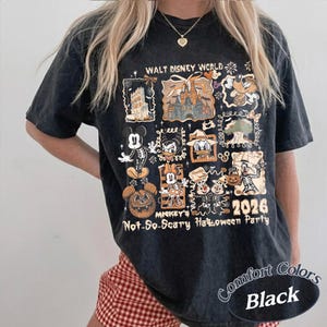 Pu&ograve; includere: T-shirt nera con un design grafico a tema Halloween per la festa Mickey's Not-So-Scary Halloween Party 2026. Il design include personaggi Disney e il testo "Walt Disney World". La maglietta &egrave; etichettata "Comfort Colors Black".
