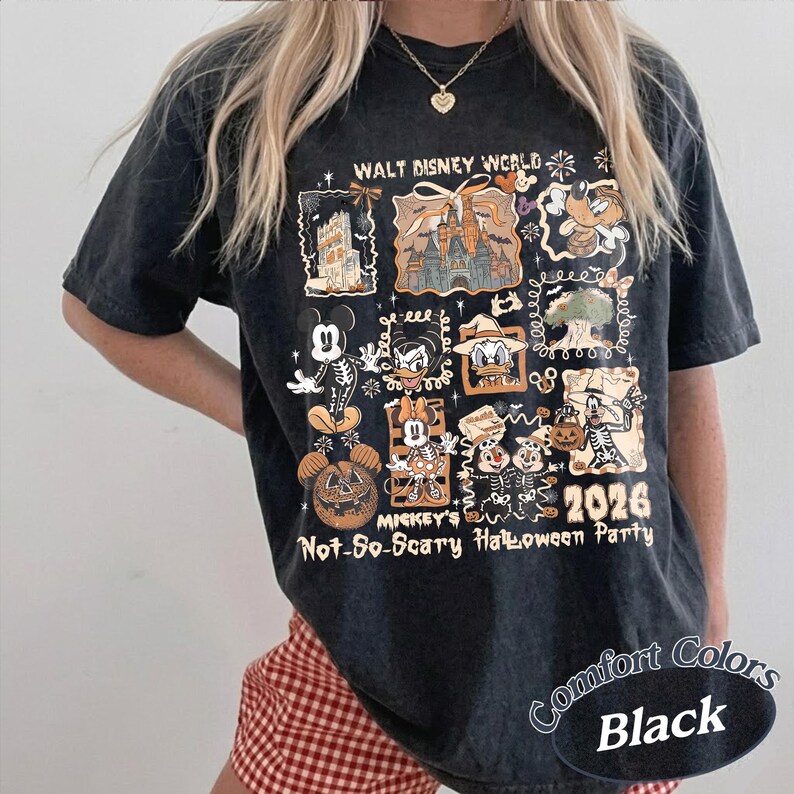 Pu&ograve; includere: T-shirt nera con un design grafico a tema Halloween per la festa Mickey's Not-So-Scary Halloween Party 2026. Il design include personaggi Disney e il testo "Walt Disney World". La maglietta &egrave; etichettata "Comfort Colors Black".