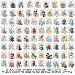 Pu&ograve; includere: Una griglia di illustrazioni di personaggi Disney, tra cui Topolino, Stitch e Darth Vader. Ogni personaggio &egrave; raffigurato in uno stile a cartoni animati colorato. Il testo in basso recita: SE VUOI UN ALTRO PERSONAGGIO, INSERISCI IL NOME DI QUEL PERSONAGGIO DISNEY NELLA SEZIONE DI PERSONALIZZAZIONE.