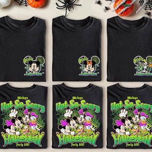 Op de afbeelding: Zwarte t-shirts met Halloween-ontwerpen. De bovenste rij toont Mickey en Minnie Mouse met "BOO!" en "Custom Name". De onderste rij toont Mickey, Minnie, Donald en Daisy Duck met "Mickey's Not-So-Scary Halloween Party 2025".