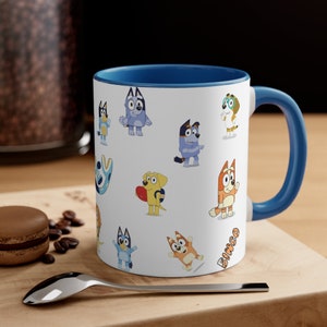 Adorable tasse de collage de personnages de Bluey ! Aventure familiale Heeler : céramique bleue vibrante de 11 oz et 15 oz pour maman, papa et bingo, chaussettes, muffin
