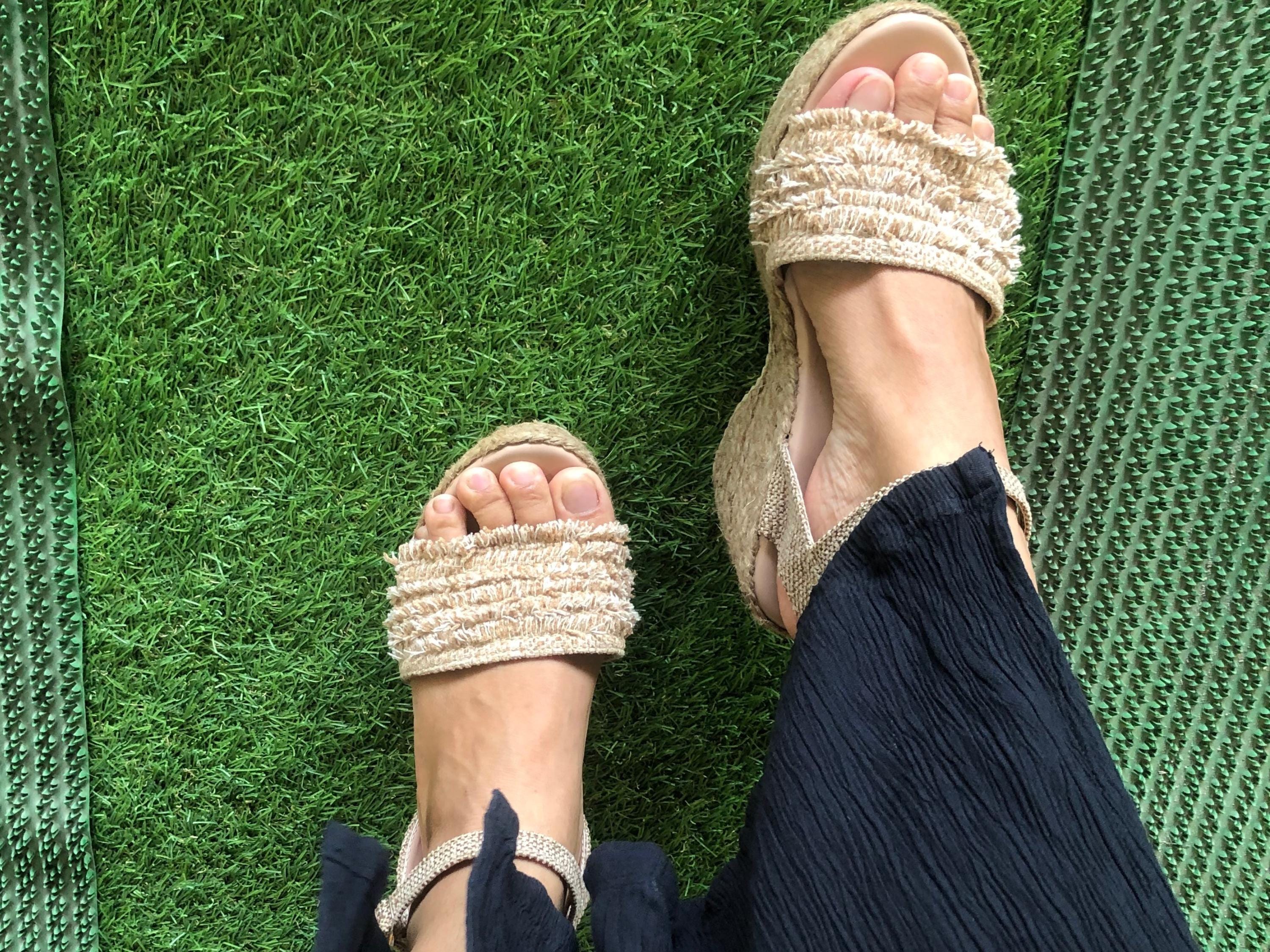 Sandales à Semelle Compensée (wedges) SOFTWALK - Taille 10.5 - Cuir Gris Argenté à Lanières - Occasion Comme Neuve