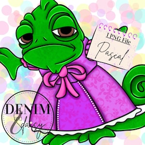 Puede incluir: Ilustración digital de un camaleón verde llamado Pascal con un vestido rosa con un lazo. La imagen incluye el texto "1 PNG File" y "Pascal" en un bloc de notas. La imagen también incluye el texto "DENIM and daisy ART" en un logotipo circular.