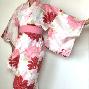 Pretty Summer Kimono | Size M | Woman&#39;s Cotton Robe | Vintage Japanese Yukata | Coral Pink Floral | VIDEO