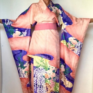 Kimono brodé Furisode| Shibori en soie | Peignoir japonais à manches longues | Pêche rose | Robe vintage femme | Taille L | VIDÉO