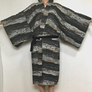 Men&#39;s Kimono Juban | Size L | Japanese Cotton Robe | Vintage Dressing Gown | Under Kimono Slip | Kanji & Ancient Entourage Print | VIDEO