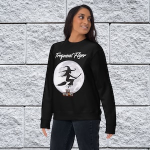 Frequent Flyer Heks Unisex Zwart Crewneck Sweatshirt | Hekserij maan heidense Wicca Spooky Vibes Goth cadeau voor Halloween-liefhebbers