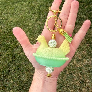 Llavero con cuentas de gallina en nido con impresión 3D. Dije para bolso de gallina con herrajes dorados. Regalo estilo cottagecore. Green Yellow Ombre