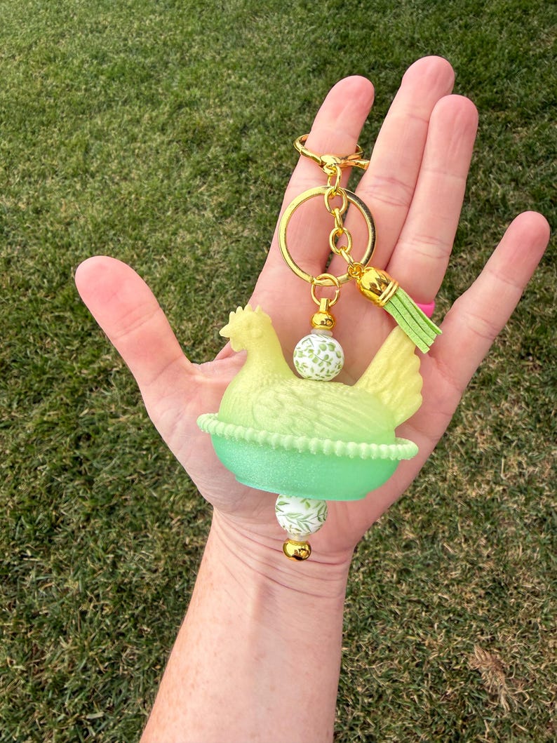 Llavero con cuentas de gallina en nido con impresión 3D. Dije para bolso de gallina con herrajes dorados. Regalo estilo cottagecore. Green Yellow Ombre
