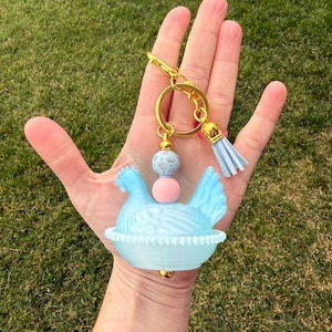Llavero con cuentas de gallina en nido con impresión 3D. Dije para bolso de gallina con herrajes dorados. Regalo estilo cottagecore. Light Blue Seashell